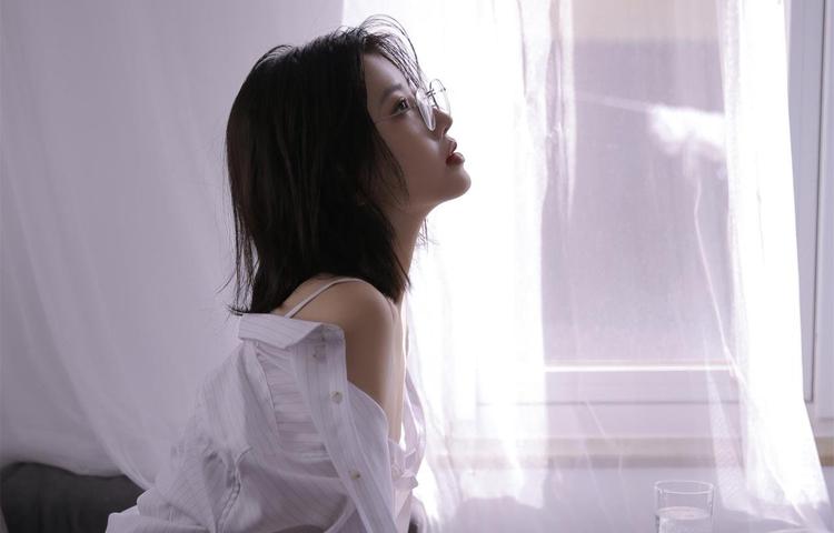 阳台上的浪漫场景